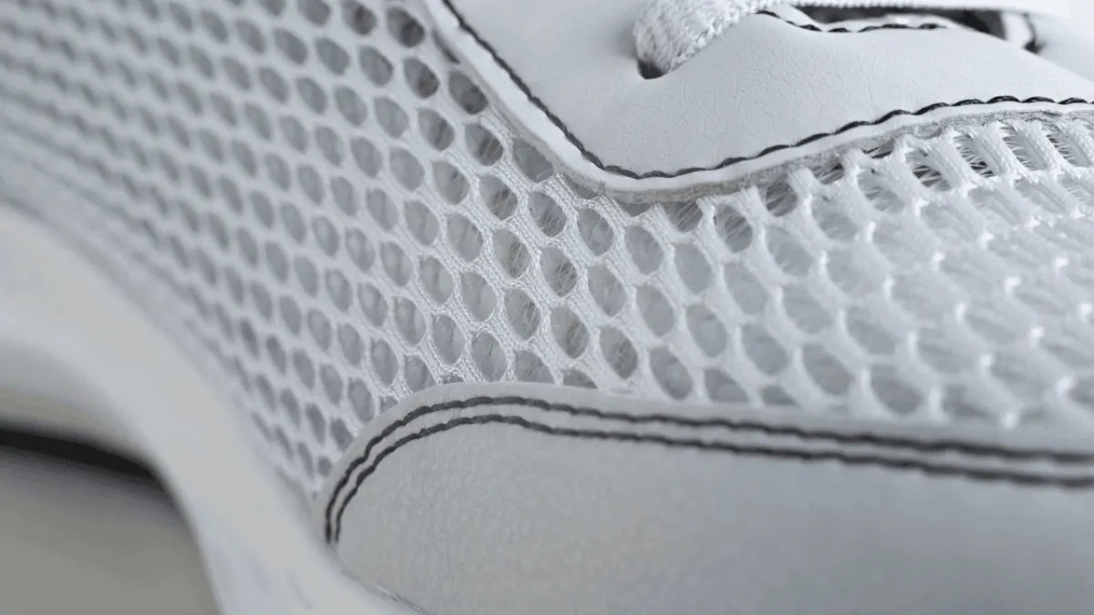 Detaliu de sneaker alb din mesh si textil tehnic