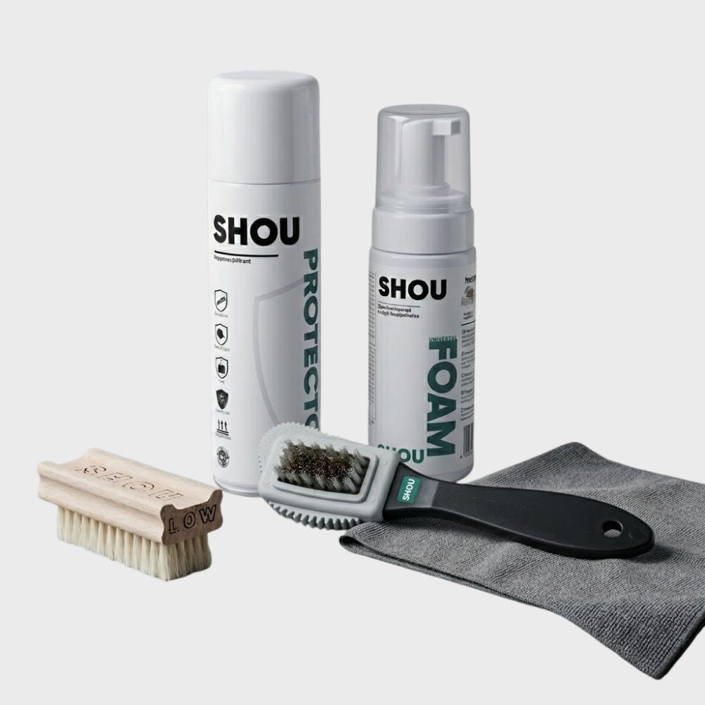 Kit specializat SHOU Suede Care Kit format dintr-un spray aerosol impermeabilizant SHOU Protect de 250ml, flacon de spuma activa de 150ml, o perie speciala pentru piele intoarsa, o perie moale Shou Low din lemn si o laveta gri pliata
