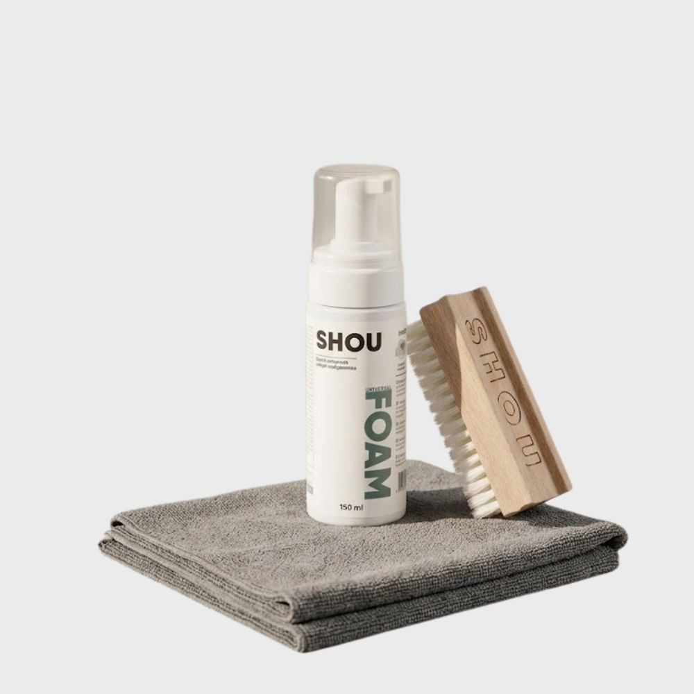 Kit SHOU Essential Care compus din flacon de spuma universala pentru curatat incaltaminte, perie Shou Low cu peri moi din lemn si laveta din microfibra gri