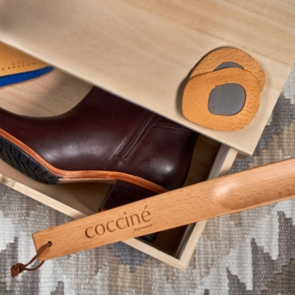 Incaltator elegant din lemn de culoare deschisa cu snur pentru agatare Coccine