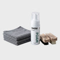 Kit avansat SHOU Advanced Care format din spuma universala de curatare, doua perii din lemn Shou Mid si Shou Low, si o stiva de trei lavete din microfibra gri