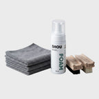 Kit avansat SHOU Advanced Care format din spuma universala de curatare, doua perii din lemn Shou Mid si Shou Low, si o stiva de trei lavete din microfibra gri
