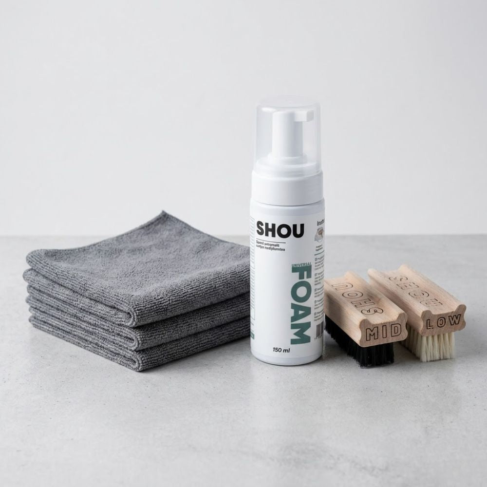 Sistem profesional SHOU de curatare a incaltamintei cu flacon de spuma activa, o perie medie neagra Shou Mid, o perie moale Shou Low si trei lavete absorbante