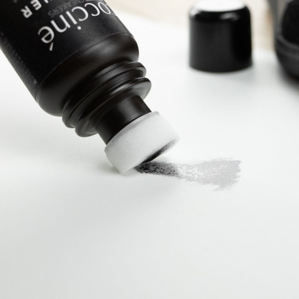 Solutie neagra concentrata Coccine pentru repararea vizuala a zgarieturilor de pe pantofi sport