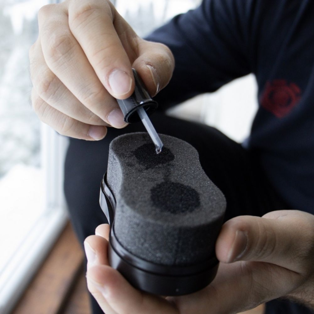 Coccine Self-Shining Sponge ambalaj negru ergonomic pentru intretinerea profesionala a articolelor din piele box
