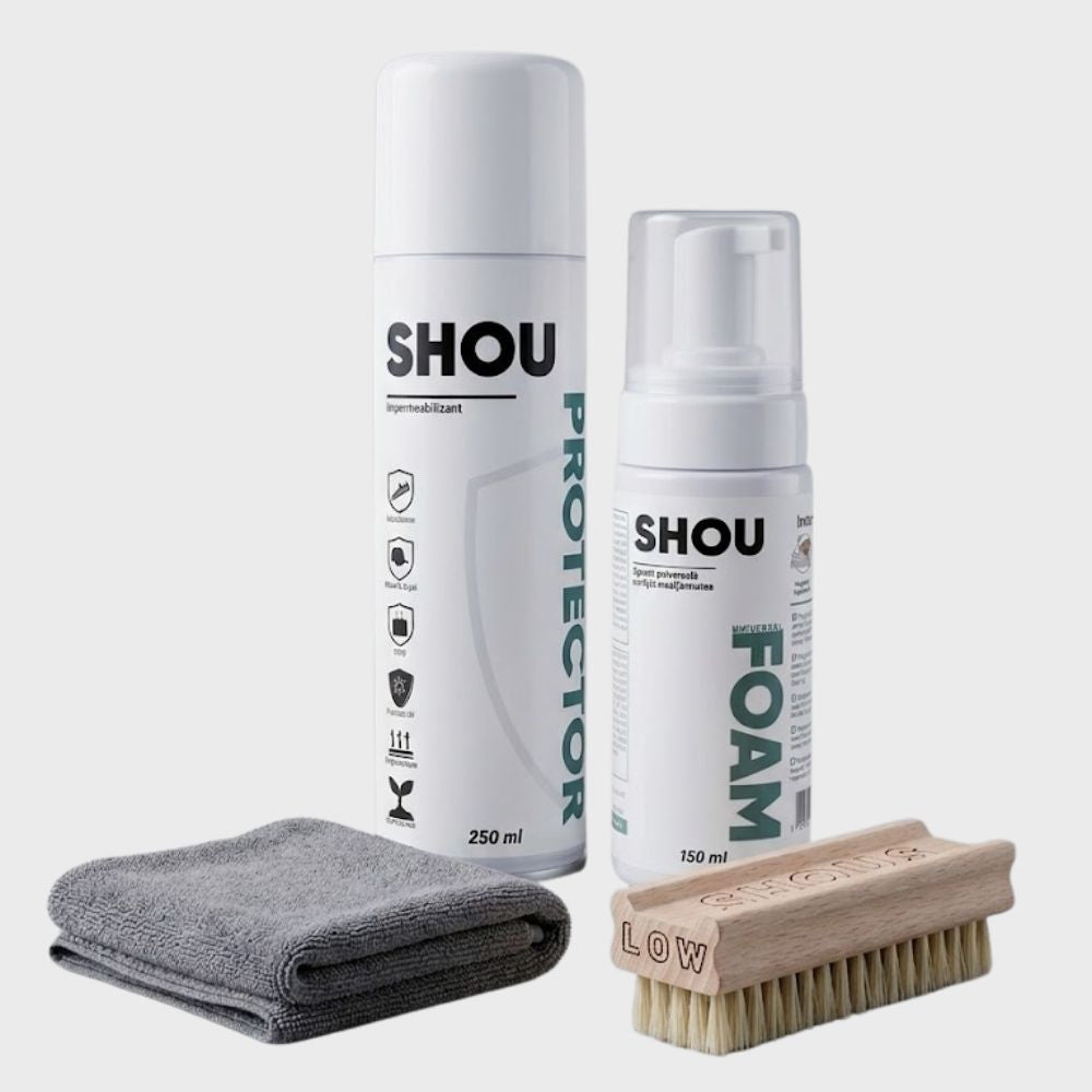 Kit SHOU Total Protection format dintr-un spray aerosol impermeabilizant SHOU Protect de 250ml, un flacon de spuma activa de 150ml, o perie moale din lemn Shou Low si o laveta gri pliata din microfibra
