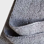 Textura moale si densa a lavetei universale Shou Mcloth 320 GSM de culoare gri pentru uz profesional si casnic