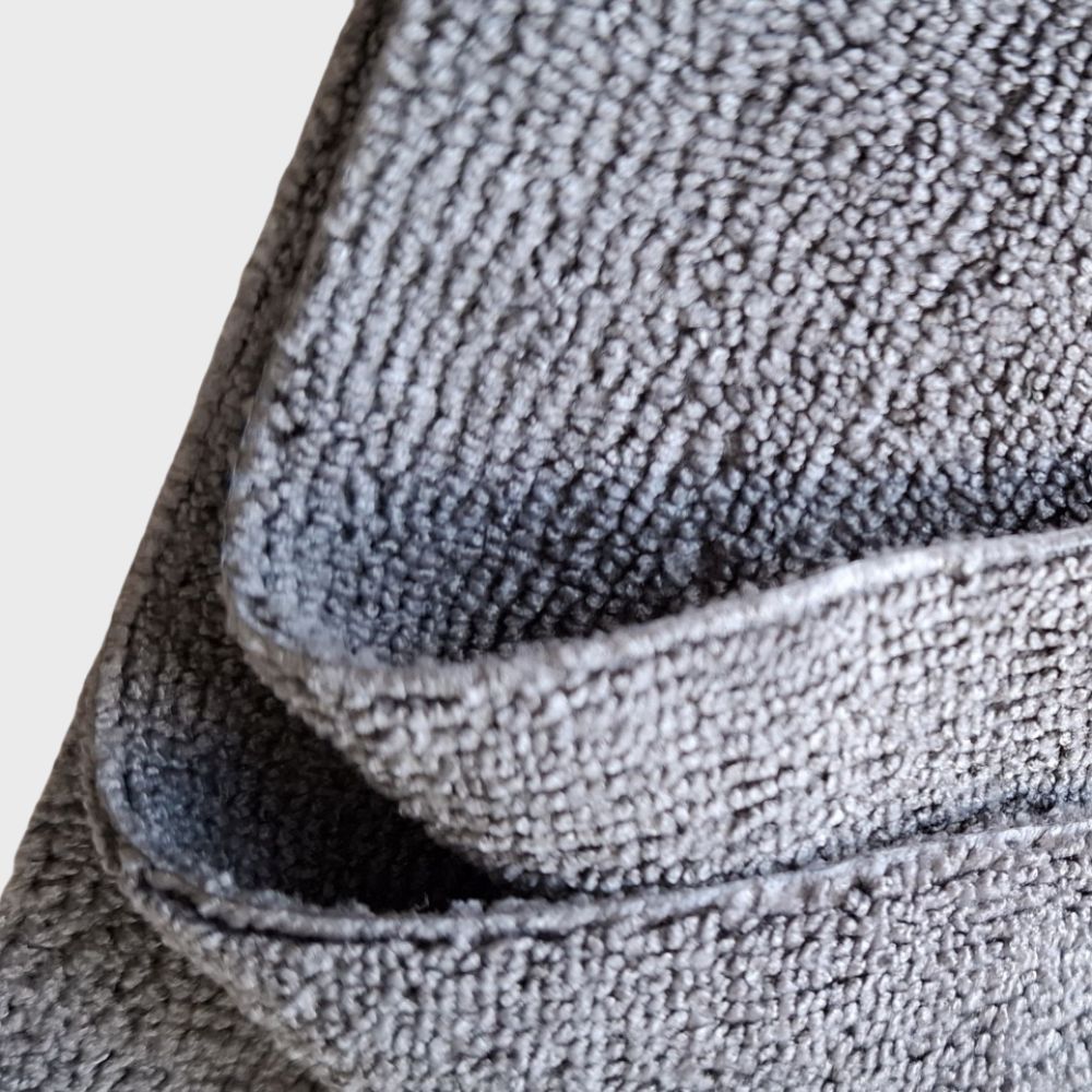 Textura moale si densa a lavetei universale Shou Mcloth 320 GSM de culoare gri pentru uz profesional si casnic