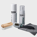 Kit specializat SHOU Suede Care Kit format dintr-un spray aerosol impermeabilizant SHOU Protect de 250ml, flacon de spuma activa de 150ml, o perie speciala pentru piele intoarsa, o perie moale Shou Low din lemn si o laveta gri pliata